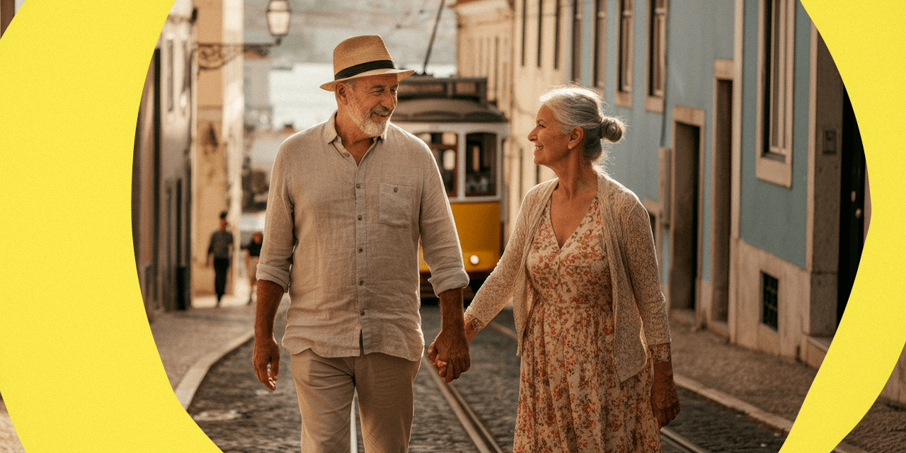 Casal de aposentados brasileiros caminhando em Lisboa aproveitando a aposentadoria em Portugal.